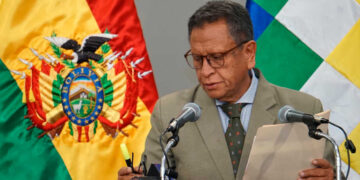 Oviedo confirma  destitución de vice,  pero niega que sea  por caso “maletas”