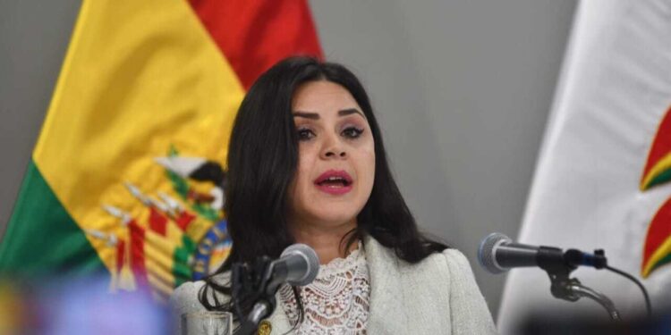 Vocera dice que Paz gobierna a distancia; sobre Lara, no informó de su viaje