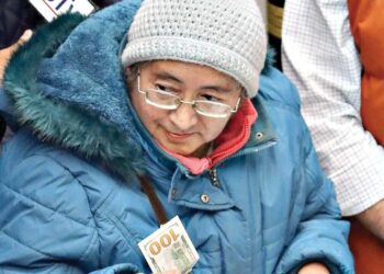 Las personas que tienen  ahorros hasta 1.000 dólares  pueden retirarlos desde hoy