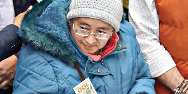 Las personas que tienen  ahorros hasta 1.000 dólares  pueden retirarlos desde hoy