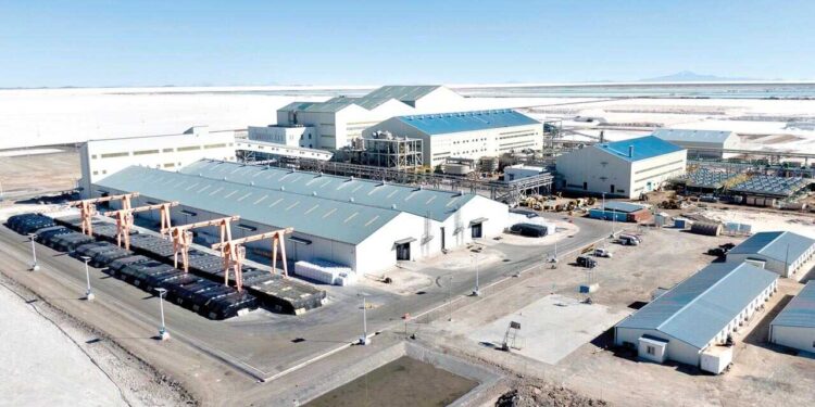 Gobierno indeciso: romper  o mantener contratos de litio