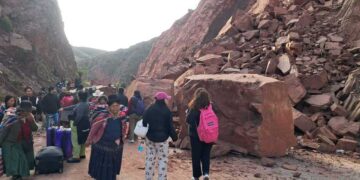 Restricción: Derrumbe en la carretera Cochabamba–Oruro deja vehículos varados