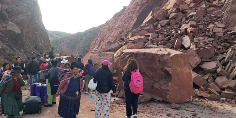 Restricción: Derrumbe en la carretera Cochabamba–Oruro deja vehículos varados