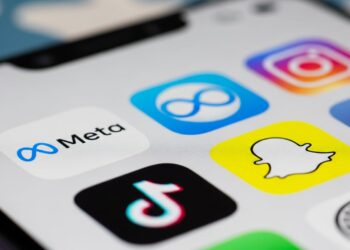 Cada vez más países aprueban leyes para prohibir el uso de redes sociales entre menores