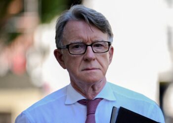 Liberaron bajo fianza al ex embajador británico en EEUU, Peter Mandelson: permanecerá bajo investigación por conducta indebida