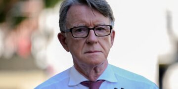 Liberaron bajo fianza al ex embajador británico en EEUU, Peter Mandelson: permanecerá bajo investigación por conducta indebida