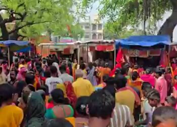 Una avalancha humana en un templo de India dejó ocho muertos y varios heridos