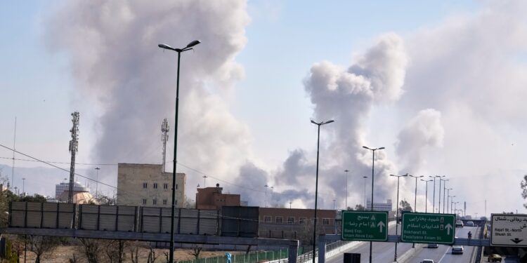 EN VIVO | Estados Unidos e Israel atacaron el principal aeropuerto de Irán y la sede de la Defensa Aérea del régimen