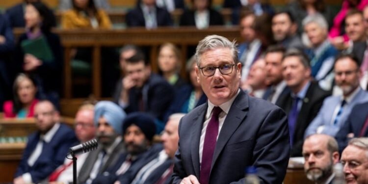 El primer ministro Keir Starmer evitó una investigación parlamentaria por el caso Mandelson-Epstein