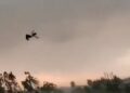 Así salió volando un hombre arrastrado por el fuerte temporal en India que dejó 117 muertos