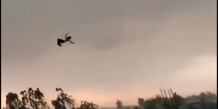 Así salió volando un hombre arrastrado por el fuerte temporal en India que dejó 117 muertos