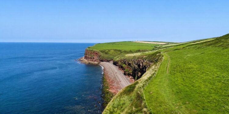 Cómo es el sendero de 4.000 kilómetros que recorre la costa de Inglaterra y es el más largo del mundo