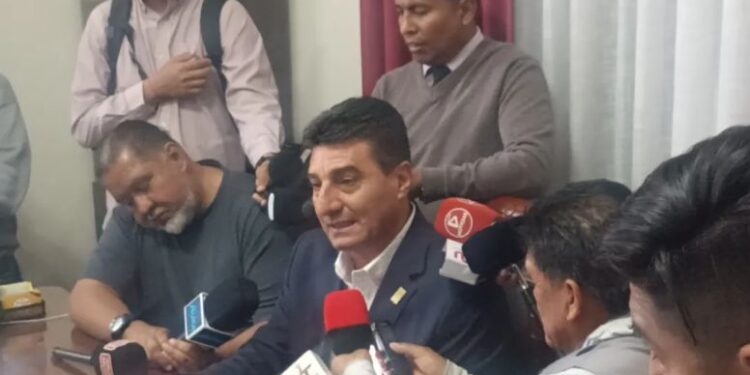 Tarija: Jhonny Torres rechaza pedido de renuncia contra Rodrigo Paz y lo califica como «antidemocrático