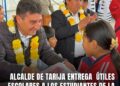 Alcalde de Tarija entrega útiles escolares a los estudianetes de la Unidad Educativa de Pampa Galana.