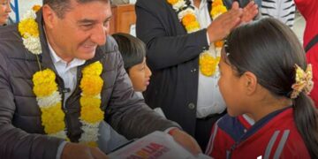 Alcalde de Tarija entrega útiles escolares a los estudianetes de la Unidad Educativa de Pampa Galana.