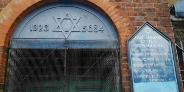 La policía antiterrorista del Reino Unido investiga un incendio en una antigua sinagoga en el este de Londres