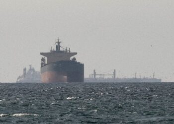 Qué se negocia entre Estados Unidos e Irán: uranio, sanciones y el futuro del estrecho de Ormuz