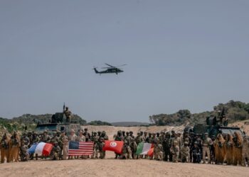 Militares de distintos países buscan a dos soldados estadounidenses desaparecidos en la costa de Marruecos