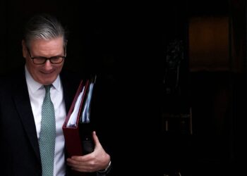 Diputados laboristas impulsan la renuncia de Keir Starmer tras la derrota electoral: “Su posición es insostenible”