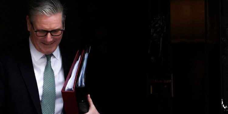 Diputados laboristas impulsan la renuncia de Keir Starmer tras la derrota electoral: “Su posición es insostenible”