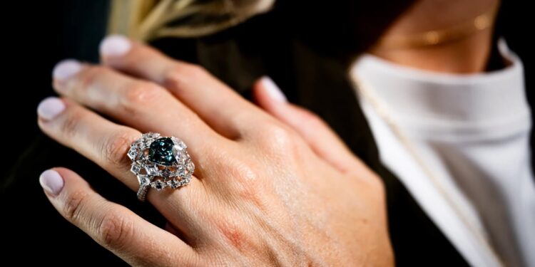 El diamante “más raro del mundo” se vendió por una cifra récord de 17,3 millones de dólares