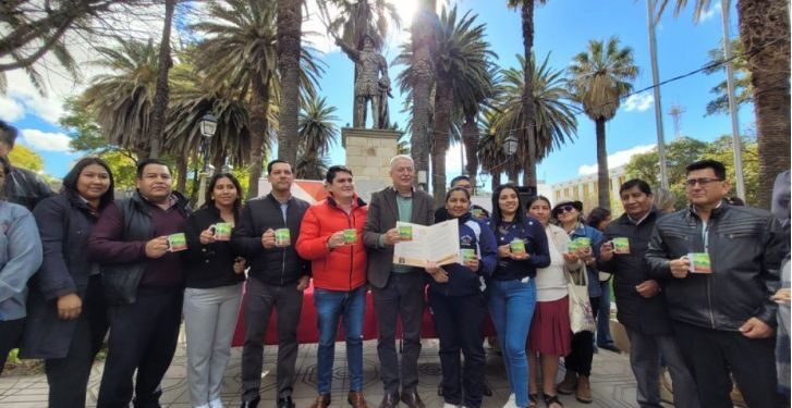 Entregan tazas de cerámica para el desayuno escolar