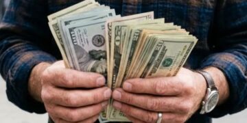 Gobierno confirma devolución gradual de depósitos en dólares desde el 15 de julio