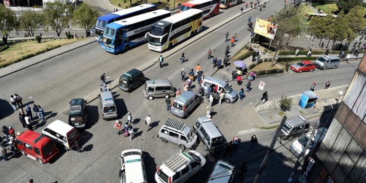 Autotransporte de La Paz evaluará hoy el fin de su protesta tras negociaciones