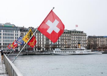 Suiza rechaza limitar su población a 10 millones y mantiene su política migratoria