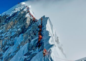 Qué le pasa al cerebro, los pulmones y el cuerpo en la zona de la muerte del Everest