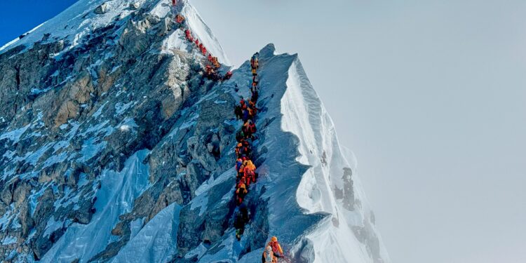 Qué le pasa al cerebro, los pulmones y el cuerpo en la zona de la muerte del Everest