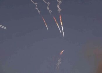 El régimen de Irán lanzó misiles y drones contra bases estadounidenses en Medio Oriente tras los bombardeos de Washington