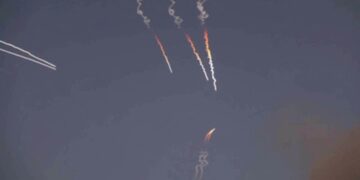 El régimen de Irán lanzó misiles y drones contra bases estadounidenses en Medio Oriente tras los bombardeos de Washington
