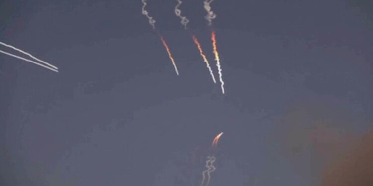 El régimen de Irán lanzó misiles y drones contra bases estadounidenses en Medio Oriente tras los bombardeos de Washington