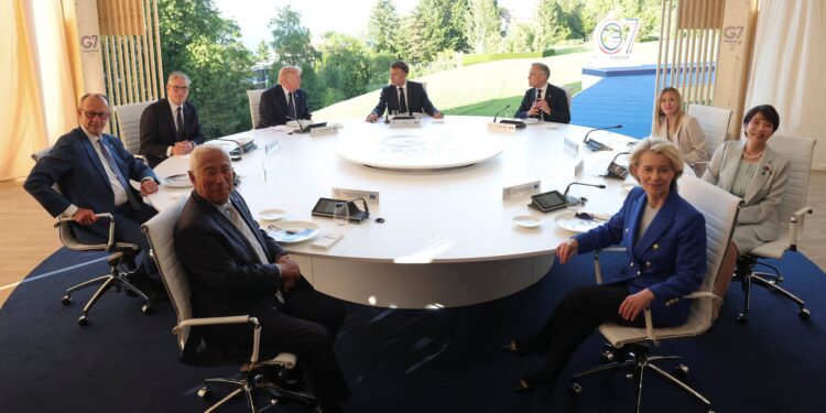 Los líderes del G7 celebran una sesión especial junto a Zelensky para abordar la guerra en Ucrania y aumentar la presión sobre Rusia