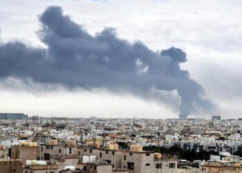 El régimen de Irán atacó con drones el Aeropuerto Internacional de Kuwait y dejó a varias personas heridas