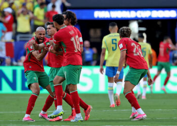 Brasil se atasca, Vinicius corrige, pero Escocia toma la vanguardia