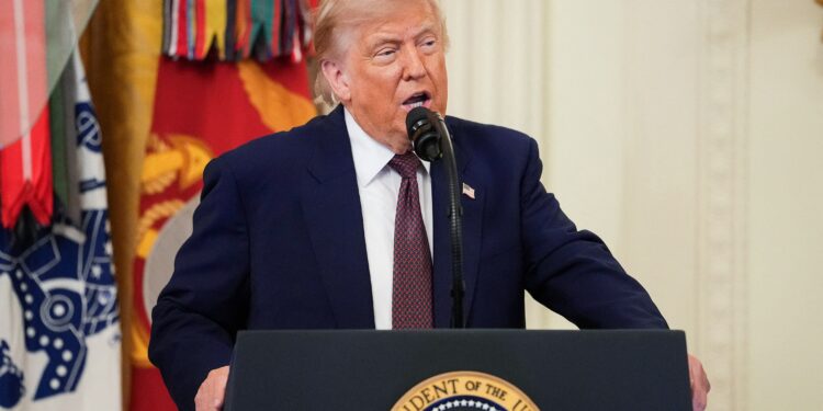 Trump advirtió que EEUU podría imponer peajes en Ormuz si el régimen de Irán no llega a un acuerdo final en 60 días