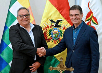 Paz toma juramento al nuevo ministro de Educación en medio de protestas
