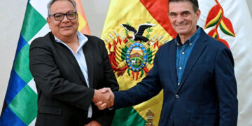 Paz toma juramento al nuevo ministro de Educación en medio de protestas