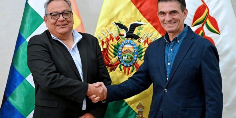 Paz toma juramento al nuevo ministro de Educación en medio de protestas