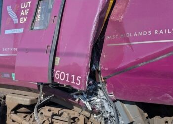 Dos trenes chocaron en Inglaterra: al menos un muerto