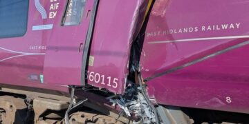 Dos trenes chocaron en Inglaterra: al menos un muerto