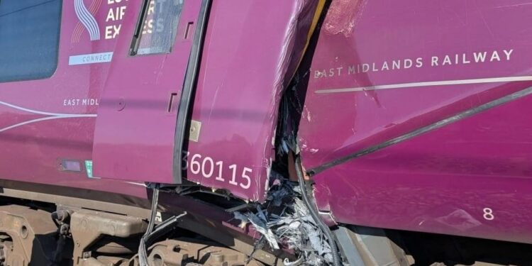 Dos trenes chocaron en Inglaterra: al menos un muerto