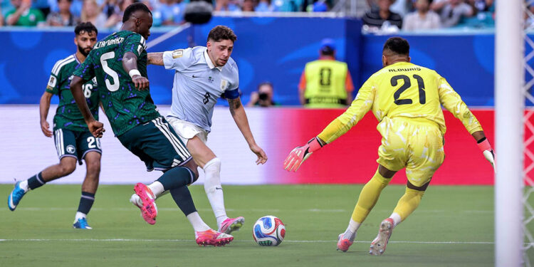 A España no le alcanza el ímpetu y Uruguay escapa a un rival que se luce en cada debut