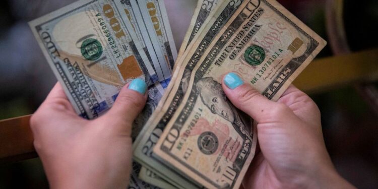 Analista advierte que la flexibilización del dólar fue “apresurada” y señala un alarmante incremento del déficit fiscal