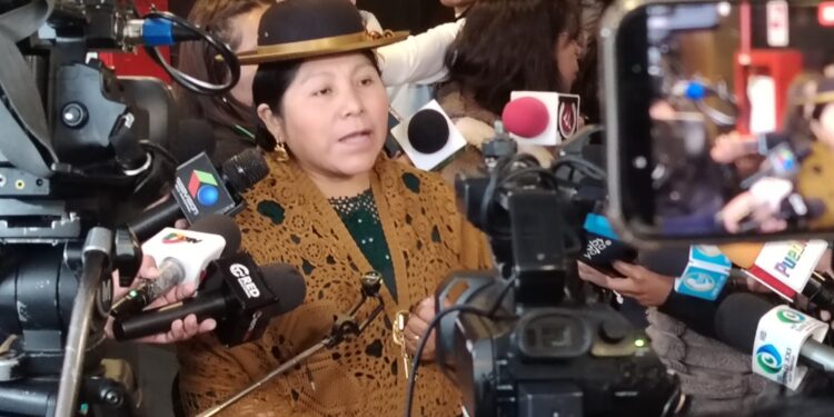 Diputada Siñani atribuye responsabilidad al gobierno y bloqueadores por la crisis de 50 días
