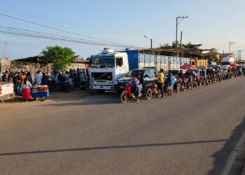 Transporte califica de “parches” las soluciones al desabastecimiento de combustible y exige al gobierno “sinceridad” sobre la economía nacional