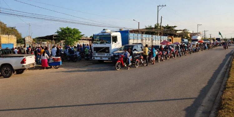 Transporte califica de “parches” las soluciones al desabastecimiento de combustible y exige al gobierno “sinceridad” sobre la economía nacional