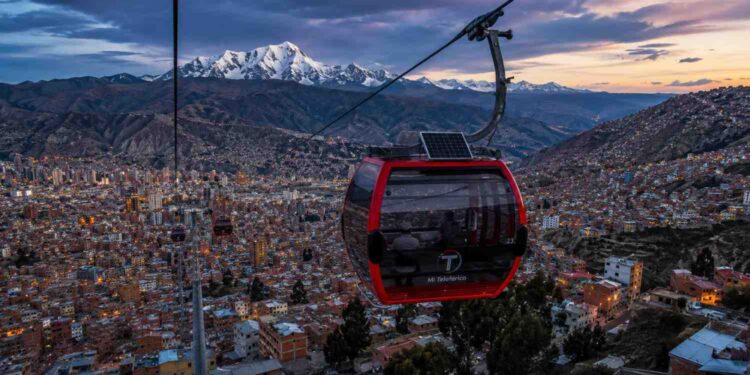 Mi Teleférico ampliará su horario por la Larga Noche de Museos y anuncia estudios para tres nuevas líneas de expansión